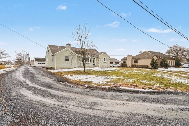 Building Photo - 5885 Avis Ln