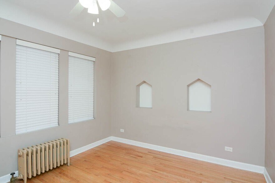 Building Photo - 2922 N Sacramento Ave