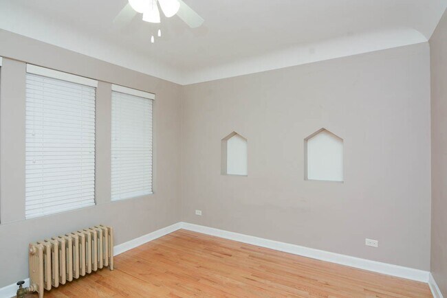 Building Photo - 2922 N Sacramento Ave