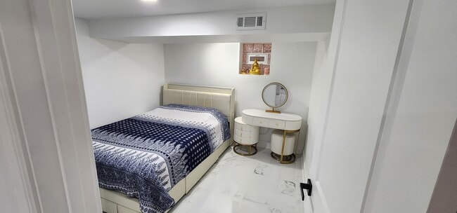 Building Photo - 6236 N Francisco Ave