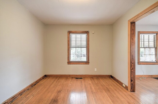 Building Photo - 401 Hillcrest Dr