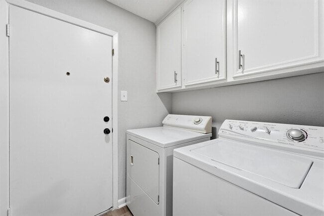 Building Photo - 8001 Rebawood Dr
