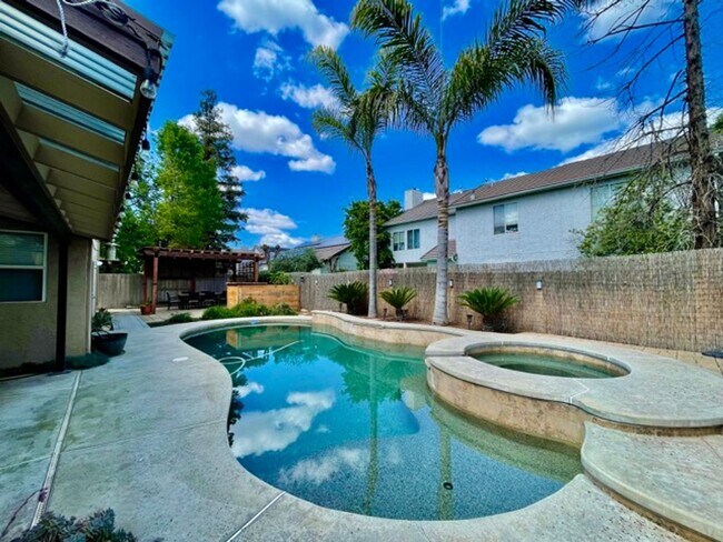 Building Photo - $3,500 Private pool, Solar Panels, 5 Bed, ...