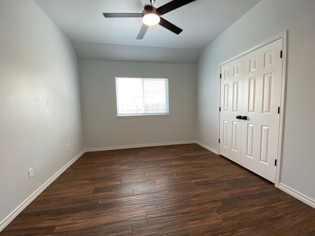Building Photo - UPDATED 4 BEDROOM IN COQUINA BAY!