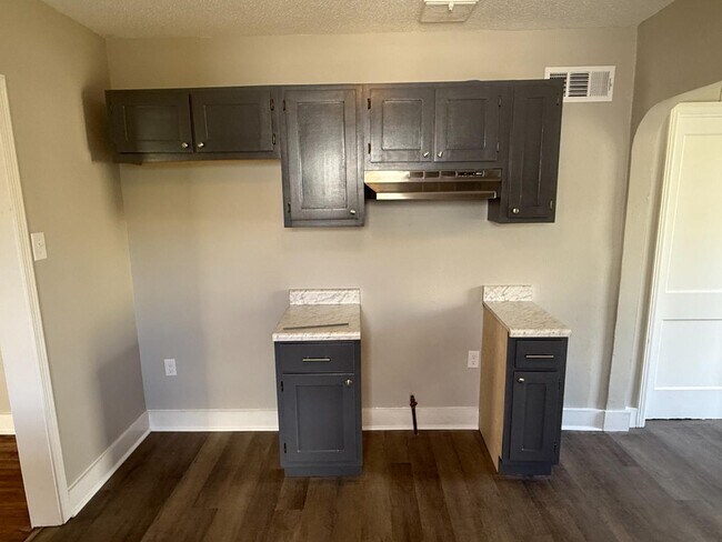 Building Photo - 629 Catalpa St