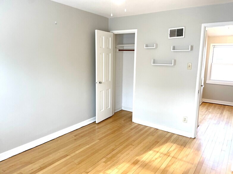 Building Photo - 5211 N Diversey Blvd