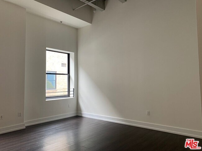 Building Photo - 727 W 7th St