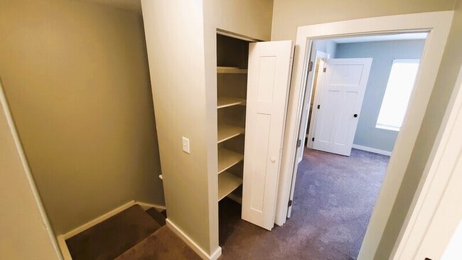 Building Photo - 422 N 18th Ave