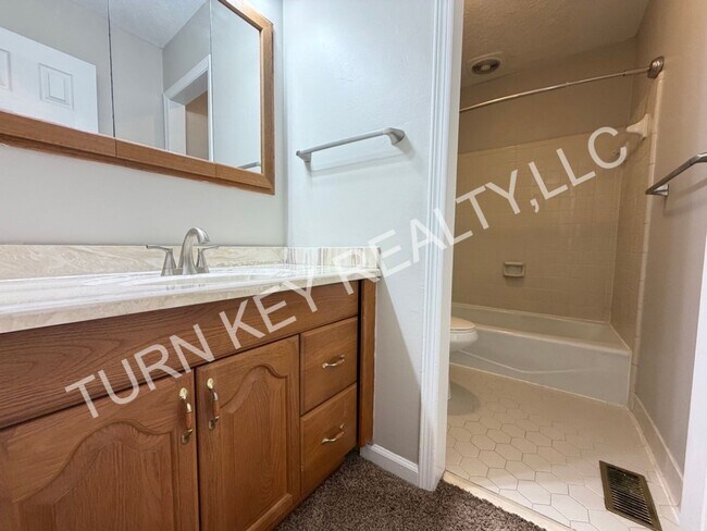 Building Photo - 2221 Diane Dr