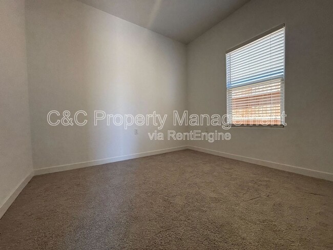 Building Photo - 1024 Deerhorn Dr W