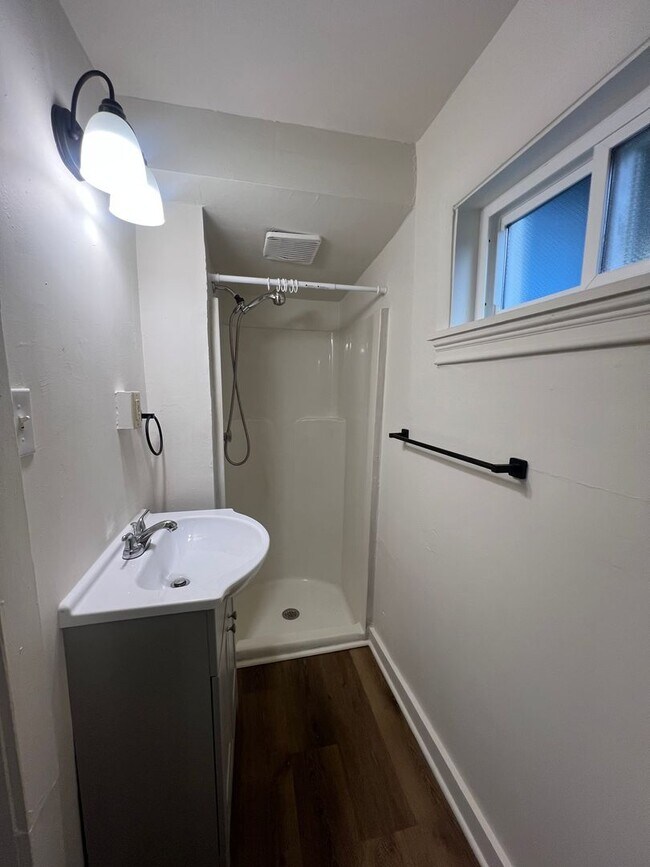 Building Photo - 207 W King St