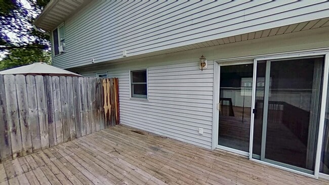 Building Photo - Huge 24' x 28' garage, two story duplex with two large bedrooms, one and a half bath, full baseme...