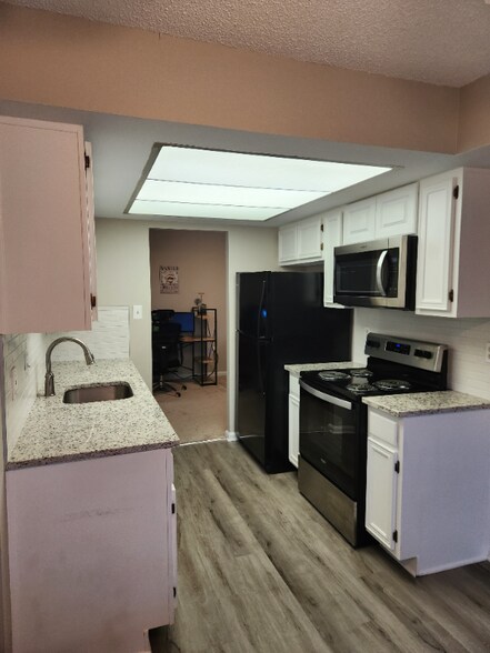 Building Photo - 10210 Bushman Dr