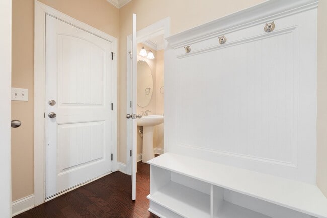 Building Photo - Beautiful Spacious Three Bedroom Townhouse in Carrboro!