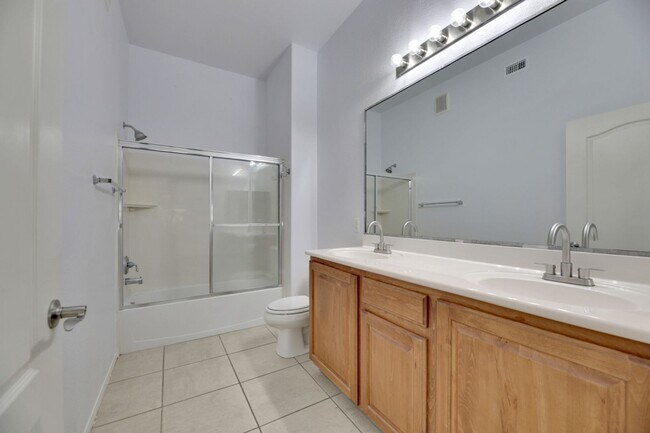 Building Photo - Two Bedroom Condo in Gate community