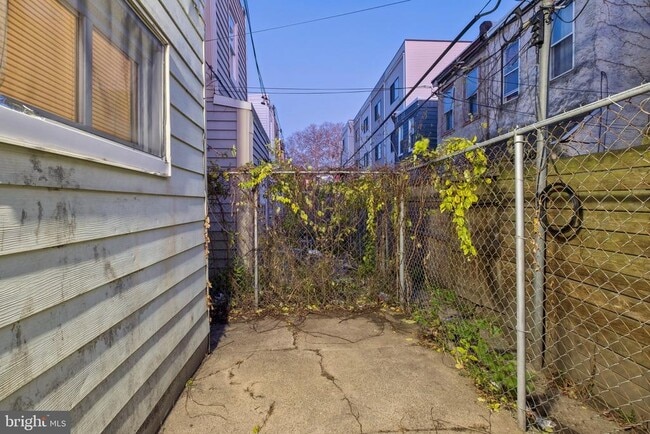 Building Photo - 1316 W Clementine St