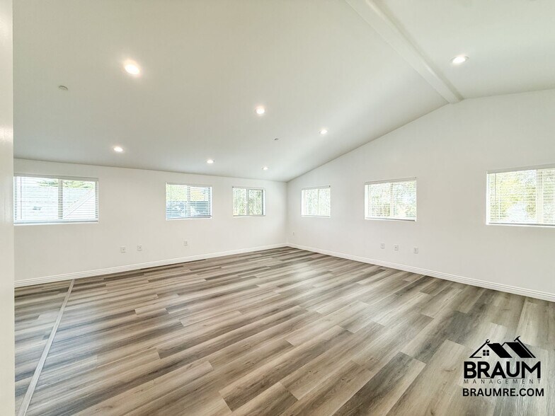 Building Photo - 1109 La Peer Dr