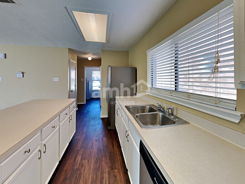 Building Photo - 304 Sandlewood Ln