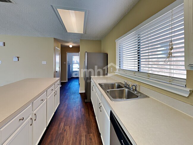 Building Photo - 304 Sandlewood Ln