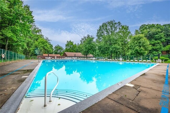 Building Photo - 107 Forest Edge Dr