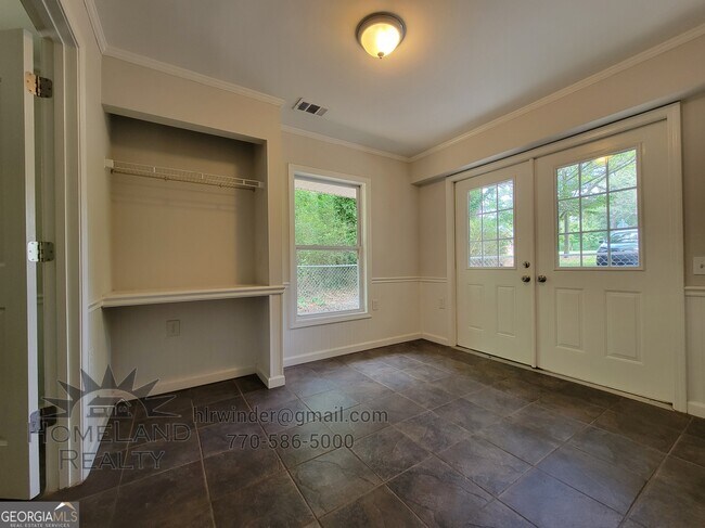 Building Photo - 432 Lakeview Dr SW