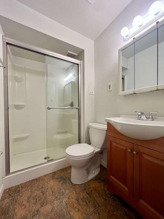 Building Photo - Charming One Bedroom in Oakland! Ample Natural Light! Call Today!