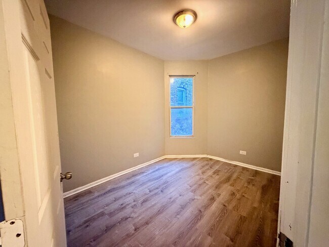 Building Photo - 3917 W Van Buren St