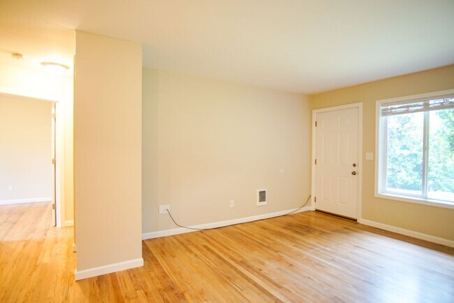 Building Photo - Updated Vintage 2Bed Courtyard Flat w/ AC & DW by Mt. Tabor!