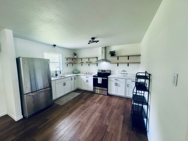 Building Photo - 629 Melrose St