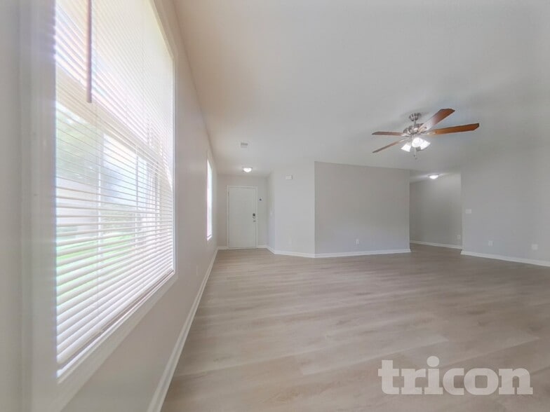 Building Photo - 404 Castle Ridge Dr