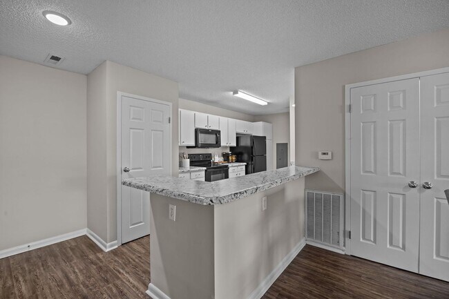 Building Photo - FULLY FURNISHED EXCLUSIVE SHORT AND MIDTER...