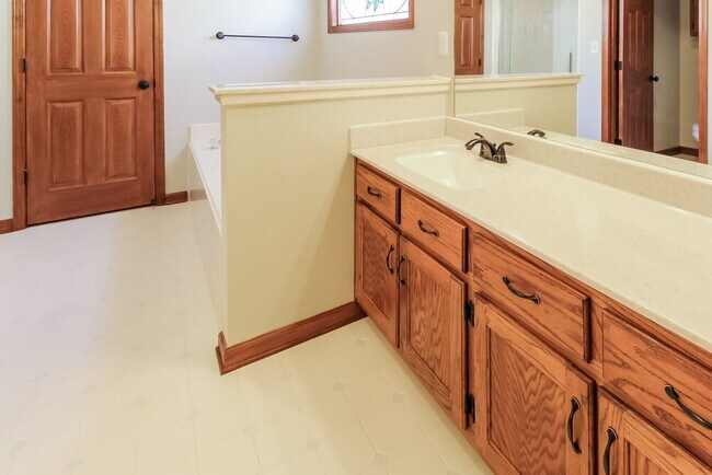 Building Photo - 7182 Golden Oaks Loop E
