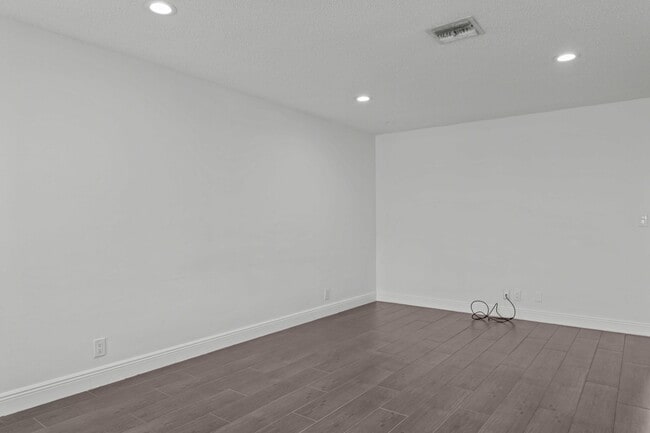 Building Photo - 2133 NE 56th Ct