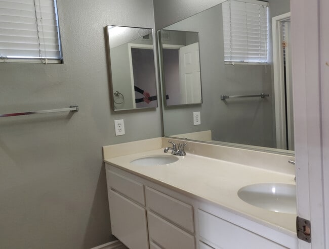 Building Photo - 1808 Crystal Ridge Way