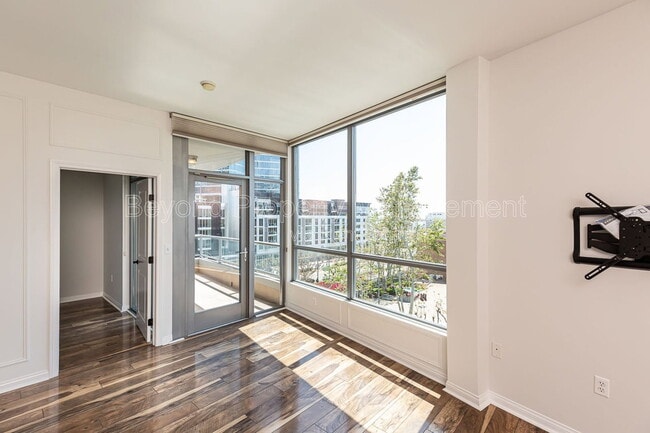 Building Photo - 253 Tenth Avenue