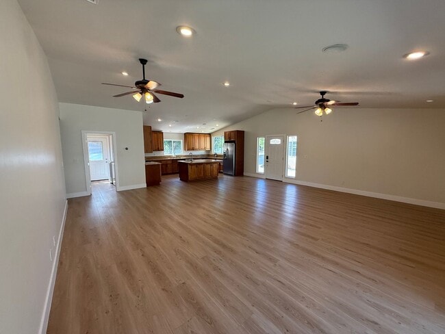 Building Photo - Beautiful 3 Bedroom 2 bath home in well de...