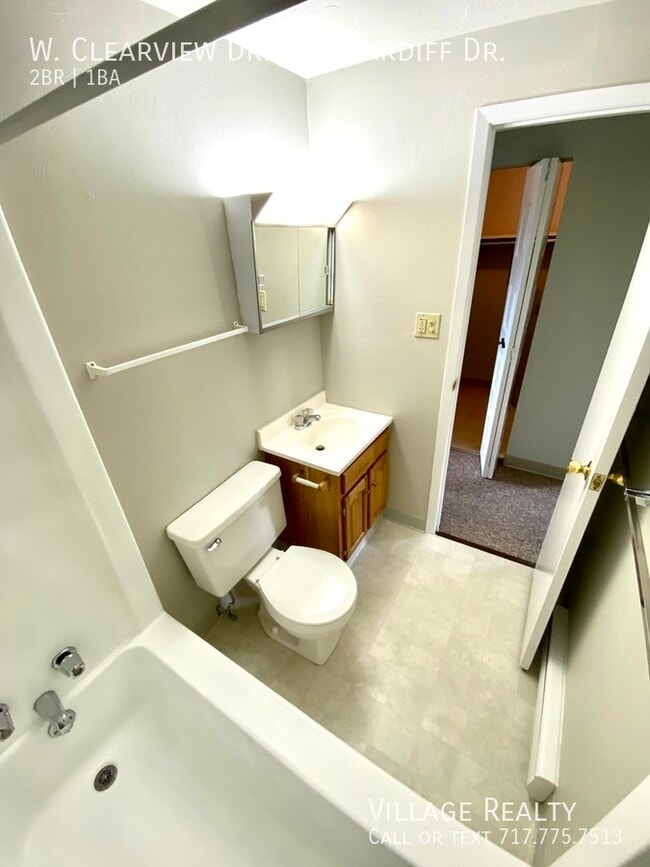 Building Photo - 51 W Clearview Dr