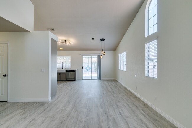 Building Photo - Fully upgraded 3 bedroom house on large lo...