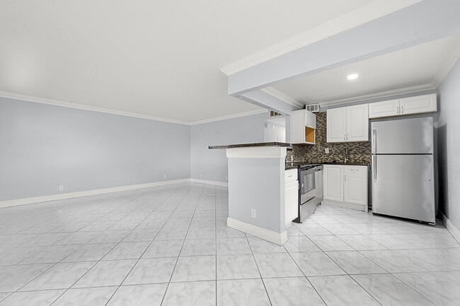 Building Photo - 339 Normandy Ln