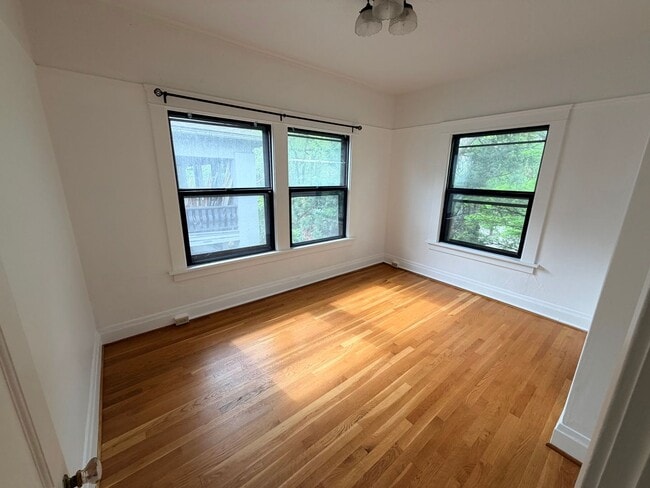 Building Photo - One Bedroom Second Floor Unit Ladd's Addition/Hawthorne District