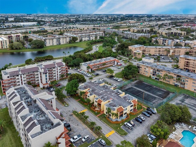 Building Photo - 8883 Fontainebleau Blvd