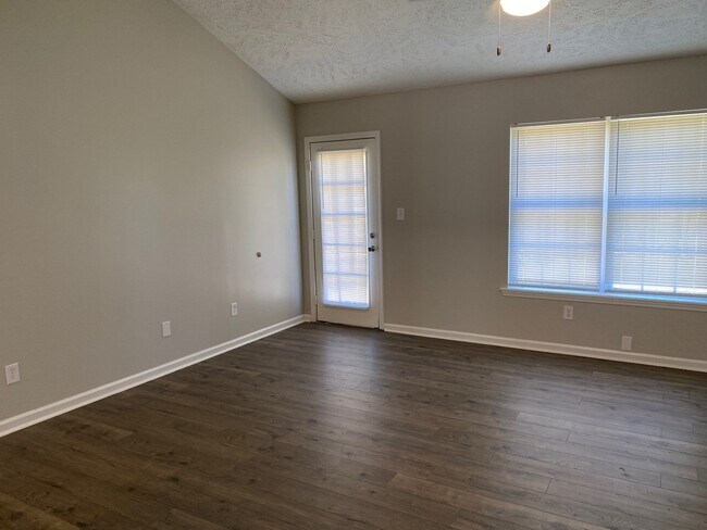 Building Photo - 189 Middle School Rd