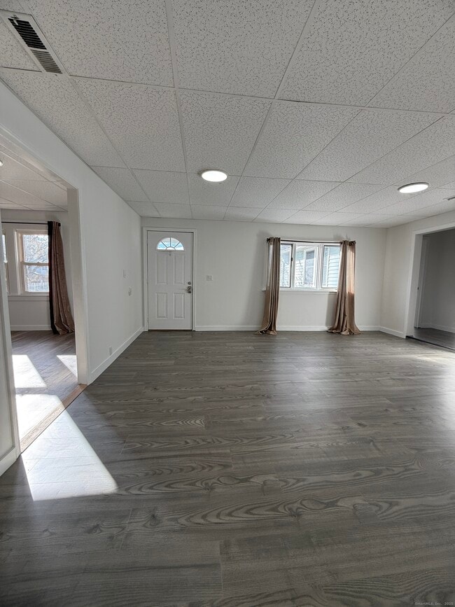 Building Photo - 74 Grove Beach Rd N