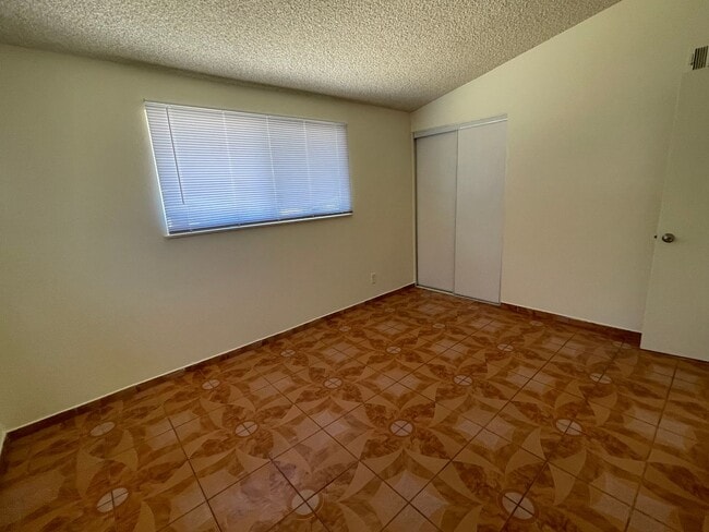 Building Photo - Apple Valley, 3 Bedroom, 2 Bathrooms, 1/2 acre property, Fully fenced