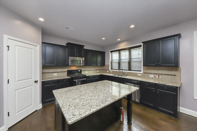 Building Photo - 6059 Cove Park Dr