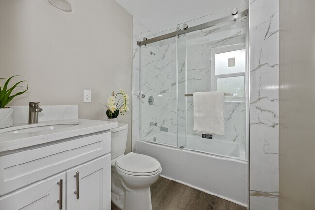 Building Photo - Reposado