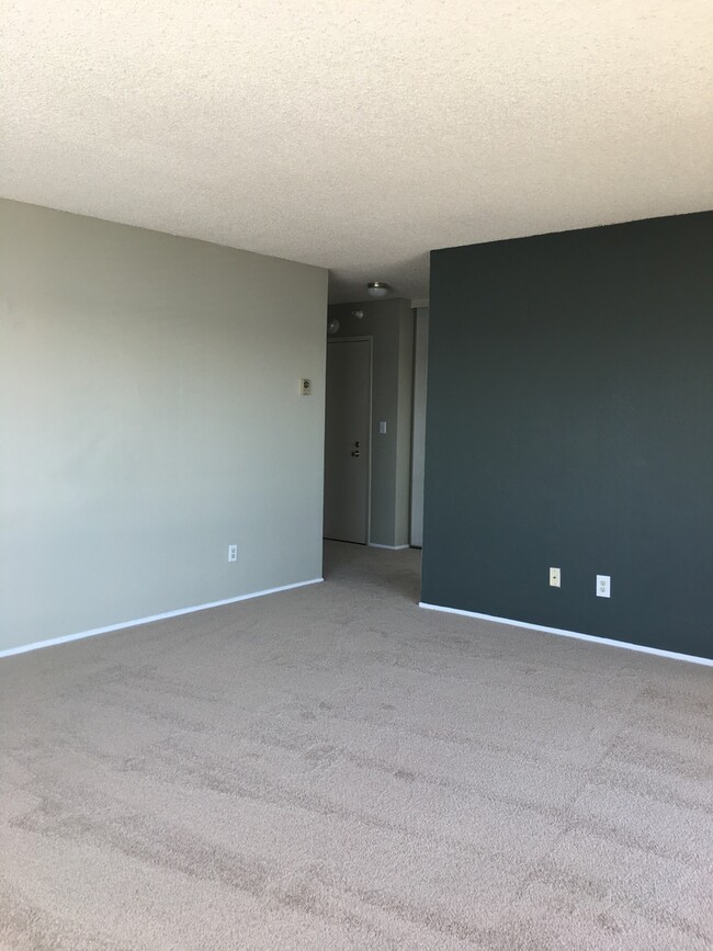 Building Photo - Large 1 bedroom 1 bath with an Amazing Bay...