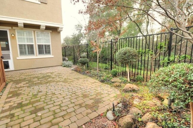 Building Photo - 217 Barnhill Dr