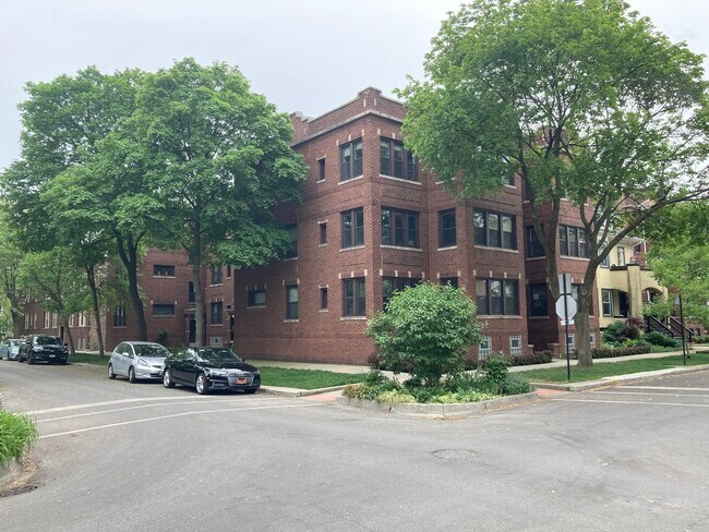 Building Photo - 4618 N Sacramento Ave