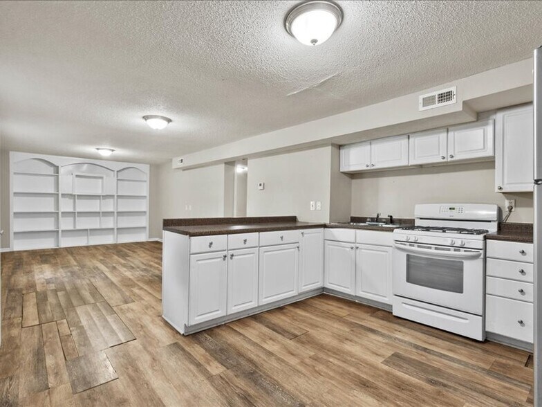 Building Photo - 10 W 98th St